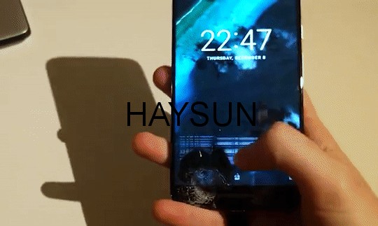 图片关键词 手机触屏没反应?Youtube网友用鼠标和适配器把手机变成了迷你PC